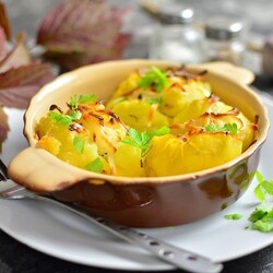 Разломленный пряный картофель с жареным сыром