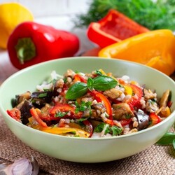Салат из баклажанов, перца и зеленой гречки | Меню недели