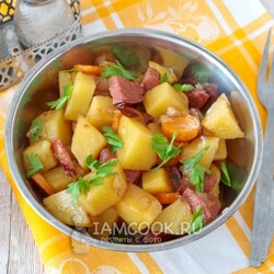 Тушеная картошка с колбасой — рецепт с фото