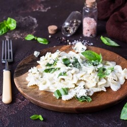 Паста с пряным сливочным соусом и базиликом | Меню недели