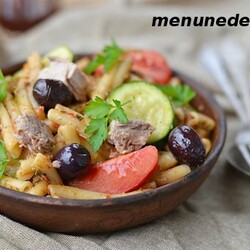 Паста с тунцом, овощами и маслинами | Меню недели