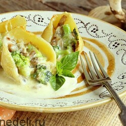 Рецепт фаршированных конкильони под сырным соусом | Меню недели
