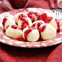 Рецепт творожных шариков с ягодным соусом в мультиварке | Меню недели