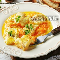 Минтай тушёный в сметане с луком и морковью