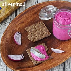 Свекольный паштет с брынзой