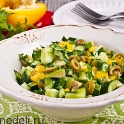 Рецепт зеленого салата из огурцов, перца и оливок | Меню недели