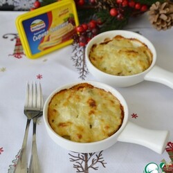 Горбуша, запечённая под сырно-сливочным соусом