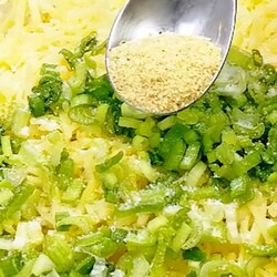 Алена Митрофанова - рецепты в Instagram: «Ингредиенты:400 гр цветной капусты2 яйца80 гр сыраполпучка зеленого лукасоль, сухой чеснок2 ст.л. муки»