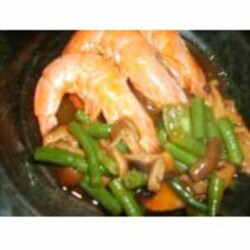 Креветки с фасолью и грибами под томатным соусом