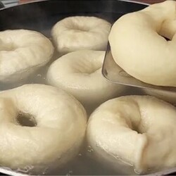 пончики в кипящей воде