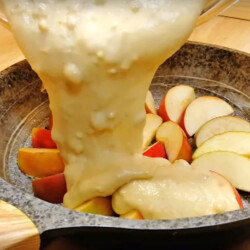 Потрясающий пирог на сковороде с яблоками. Тесто готовится пару минут!