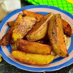 Картошка по-деревенски на сковороде - оригинальная и очень вкусная