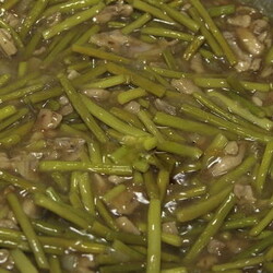 Побеги чеснока с курицей