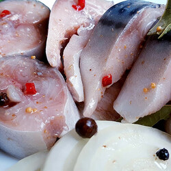 Скумбрия в маринаде из теплого масла. Прокладываем с луком: за 2 дня рыба становится нежной как мед