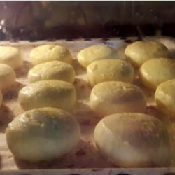 Самое время прекратить жарить сырники, а начать выпекать. Пышные и очень вкусные