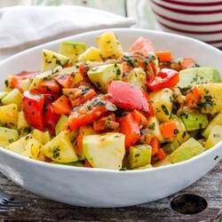 Тушеные кабачки в мультиварке с овощами, картошкой, рисом и сметаной