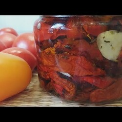 Вяленые помидоры со сладким перцем в духовке.