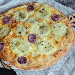 Лепёшка с сыром и луком