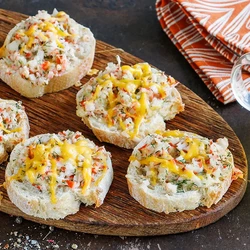 Горячие бутерброды с крабовыми палочками и сыром, пошаговый рецепт с фото на 96 ккал