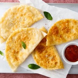 Как приготовить чебуреки почти по ГОСТу, то есть чуть-чуть вкуснее — читать на Gastronom.ru