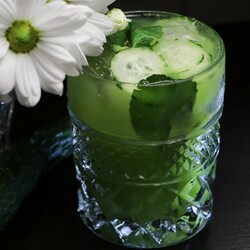 Огуречный напиток с яблоком и мятой