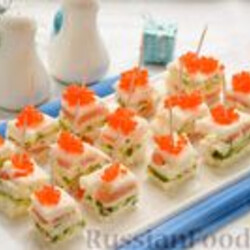 Рецепт: Канапе с творожным сыром, авокадо, красной рыбой и икрой на RussianFood.com