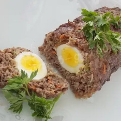 Рулет из фарша с яйцом