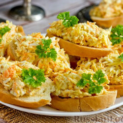 Рецепт: Гренки с намазкой из копчёного сыра, моркови и яиц на RussianFood.com