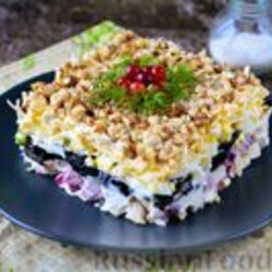 Рецепт: Слоёный салат с курицей, черносливом и орехами на RussianFood.com