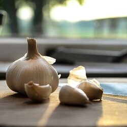 Как чистить чеснок быстро: 7 проверенных способов и лайфхаков