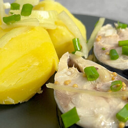 Скумбрия кусочками маринованная с луком