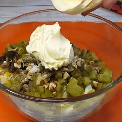 Салат: куриная грудка с грибами