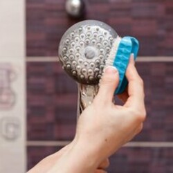 Как почистить душевую лейку: 6 простых способов
