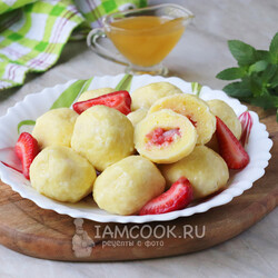 Ленивые вареники с клубникой и творогом — рецепт с фото