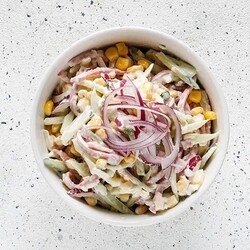 Салат Соломка: колбаса яйца огурцы лук кукуруза