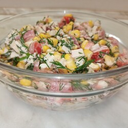 Быстрый салат с крабовыми палочками  и овощами: помидор кукуруза укроп чеснок