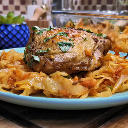 Курица на луке и на капусте