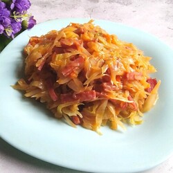 Тушеная капуста с колбасой