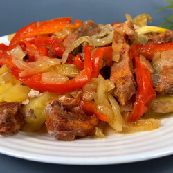 Мясо нарезкой с овощами в духовке