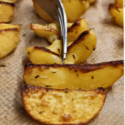 Такую картошку запекаем, когда нужен красивый праздничный гарнир. Под любое мясное и рыбное блюдо подходит и готовить просто