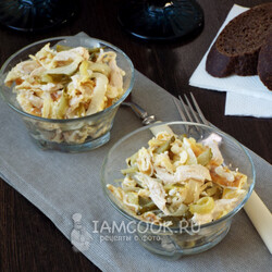 Салат «Министерский» с курицей и блинами (классический) — рецепт с фото