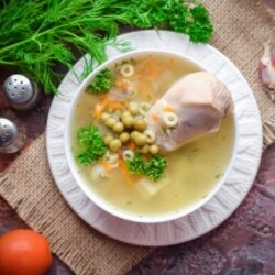 Куриный суп с зеленым горошком (консервированным)
