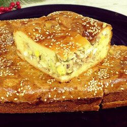 Заливной пирог: консервы лук яйца зелень