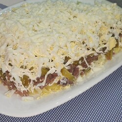 Салат: мясо лук картофель огурцы яйца майонез