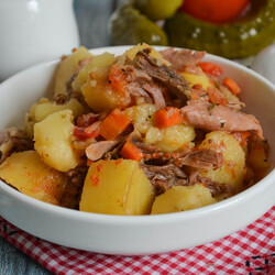 Картошка с тушёнкой и томатной пастой