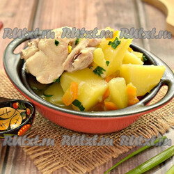 Курица, тушёная с картошкой и кабачками