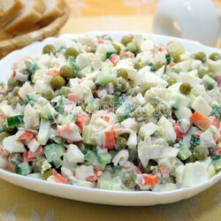 Салат с крабовыми палочками, яйцами, огурцом и зеленым горошком