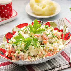 Салат «Парижский» —курица цв.капуста яйца горошек морковь