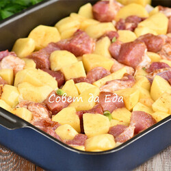 Картошка с мясом под соусом в духовке