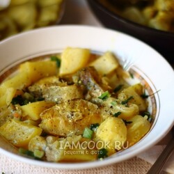 Тушеный минтай с картошкой на сковороде